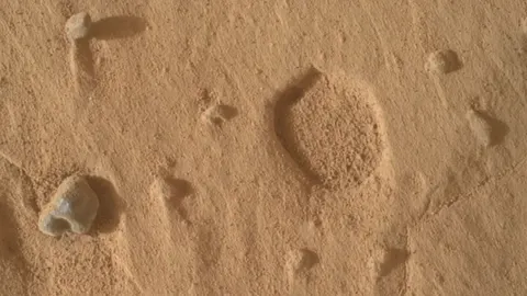 Curiosity сфотографував на Марсі заглиблення, яких раніше не бачив
