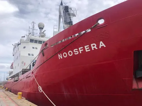 Криголам «Ноосфера» проходить планове обслуговування в Кейптауні