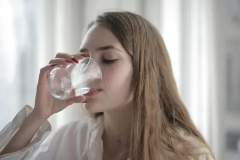 Два літри води щодня — не для всіх: дослідження про індивідуальну потребу в рідині