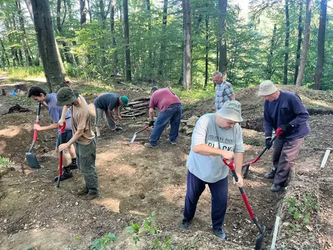 На Львівщині археологи розкопали фундамент середньовічної вежі