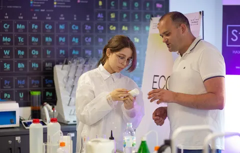 Хімія без нудьги: як лабораторні експерименти закохують підлітків у науку