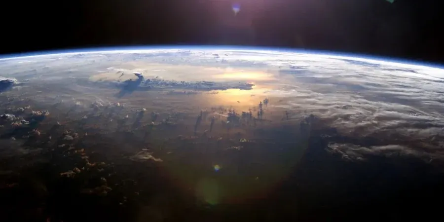Земля поступово втрачає сплюснутість: полюси піднімаються, екватор опускається