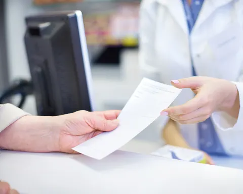Фармацевти в Україні поки не готові призначати ліки: результати дослідження